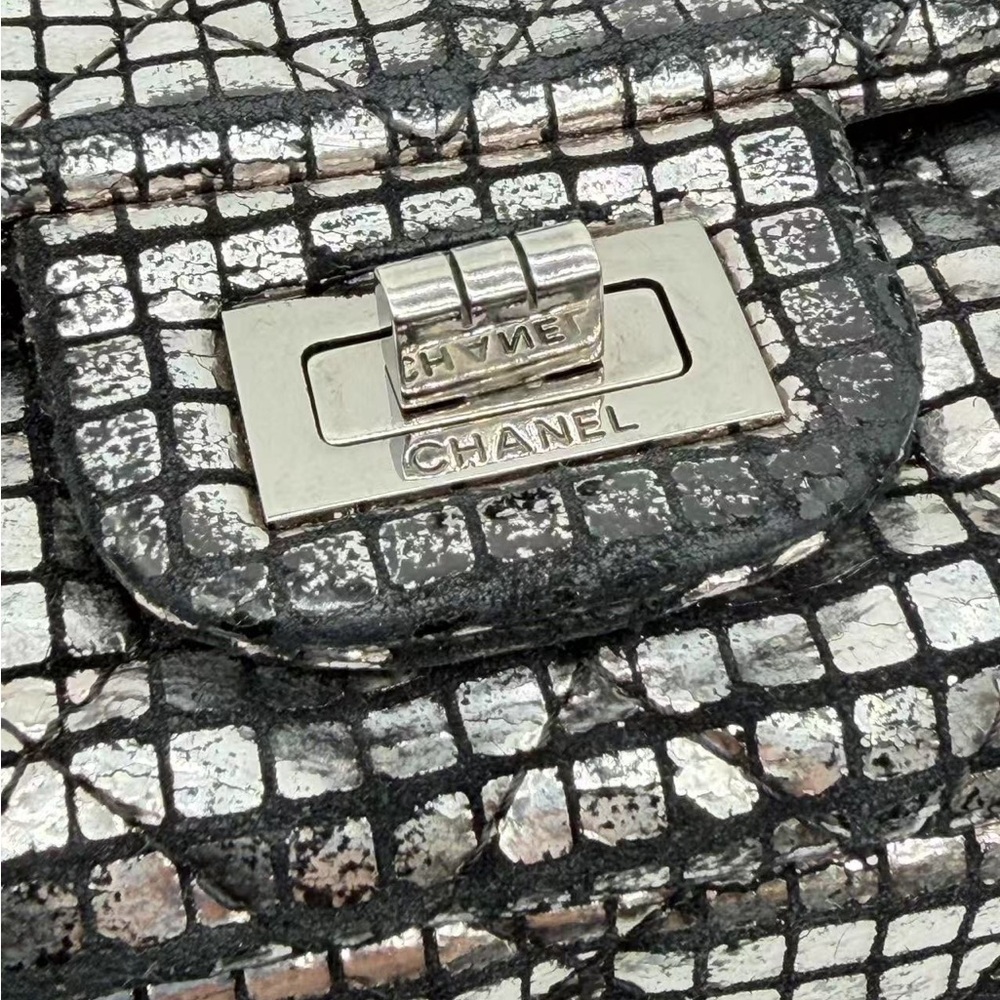 Chanel Mirror Reissue 2.55 Flap Bag in silver - Picture 5 of 11